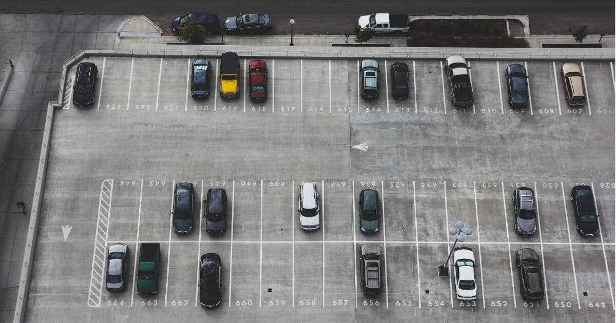 Jak znaleźć tani i bezpieczny parking przy lotnisku?
