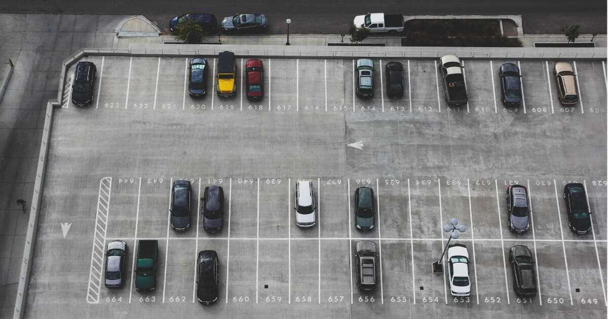 Jak znaleźć tani i bezpieczny parking przy lotnisku? Jak znaleźć tani i bezpieczny parking przy lotnisku?